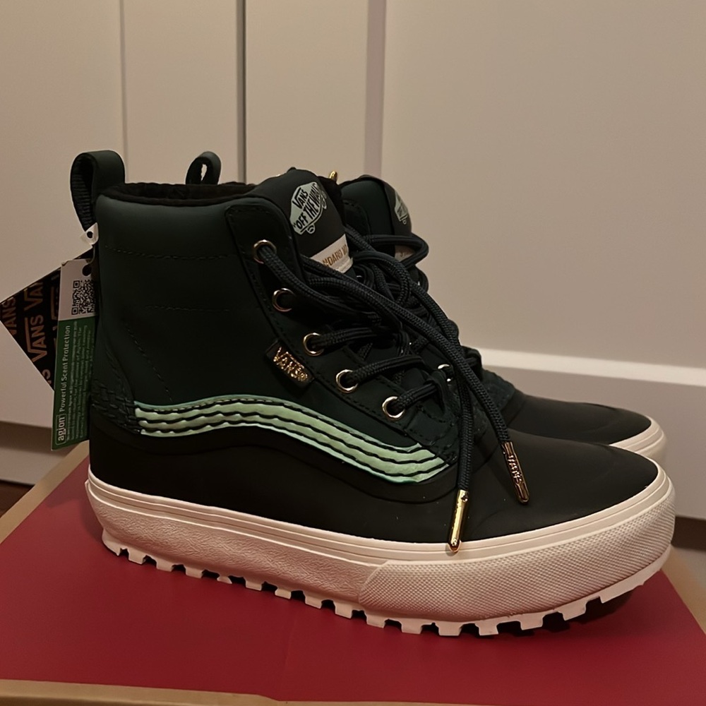NWT Vans Standard Mid Snow MTE